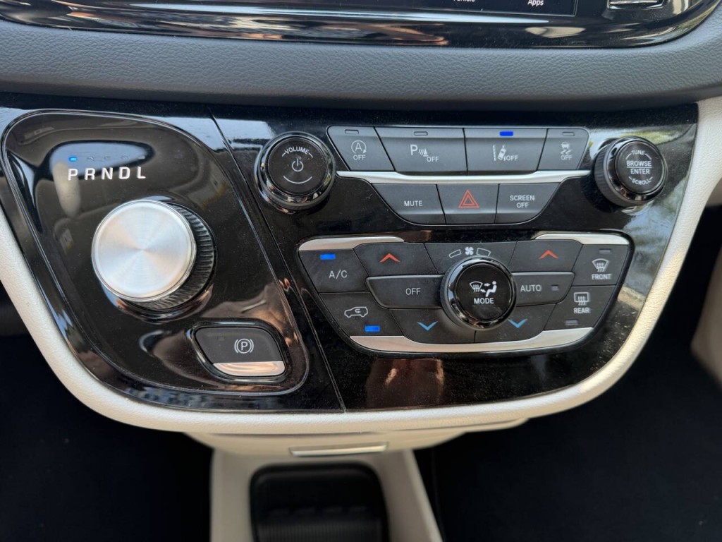 2024 Chrysler Pacifica Image 25