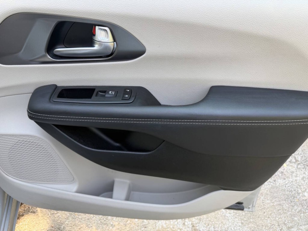 2024 Chrysler Pacifica Image 43