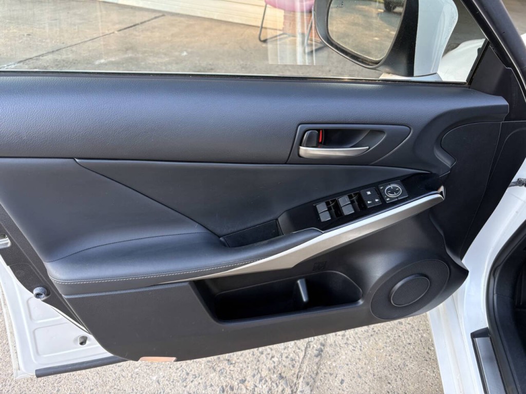 2017 Lexus IS 300 Image 11