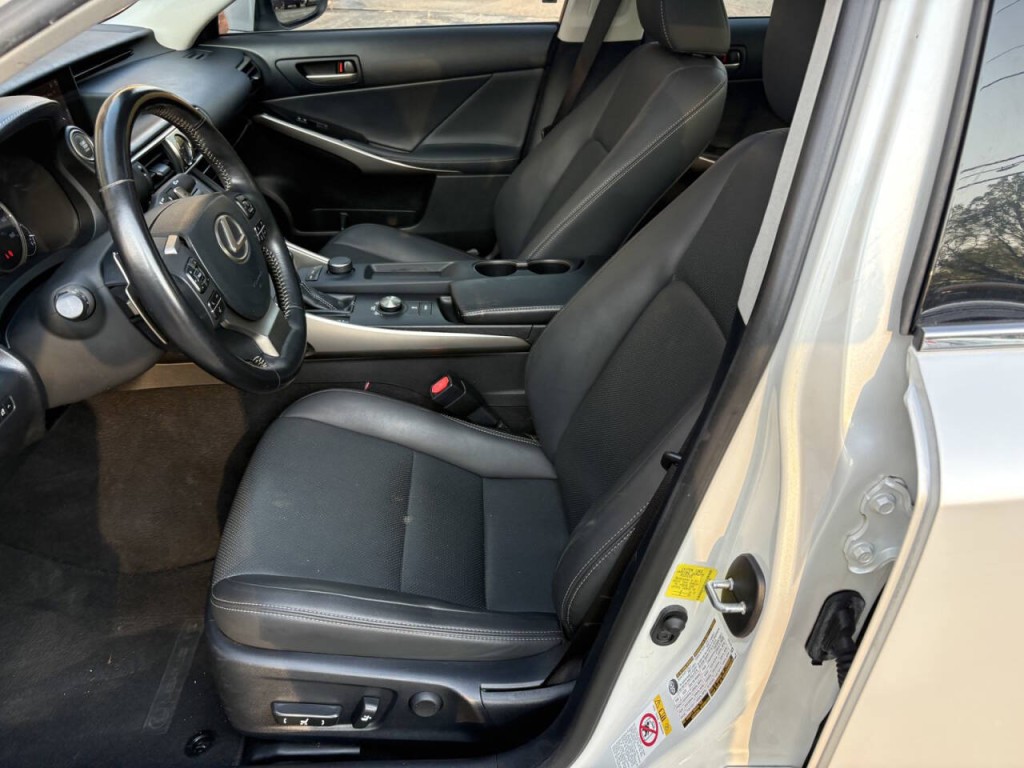 2017 Lexus IS 300 Image 12
