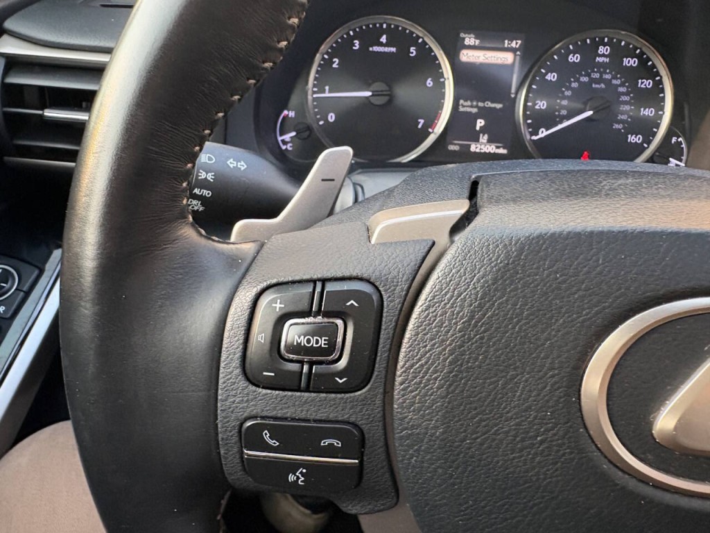 2017 Lexus IS 300 Image 16