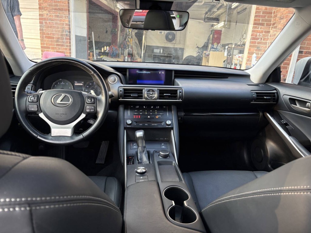 2017 Lexus IS 300 Image 24
