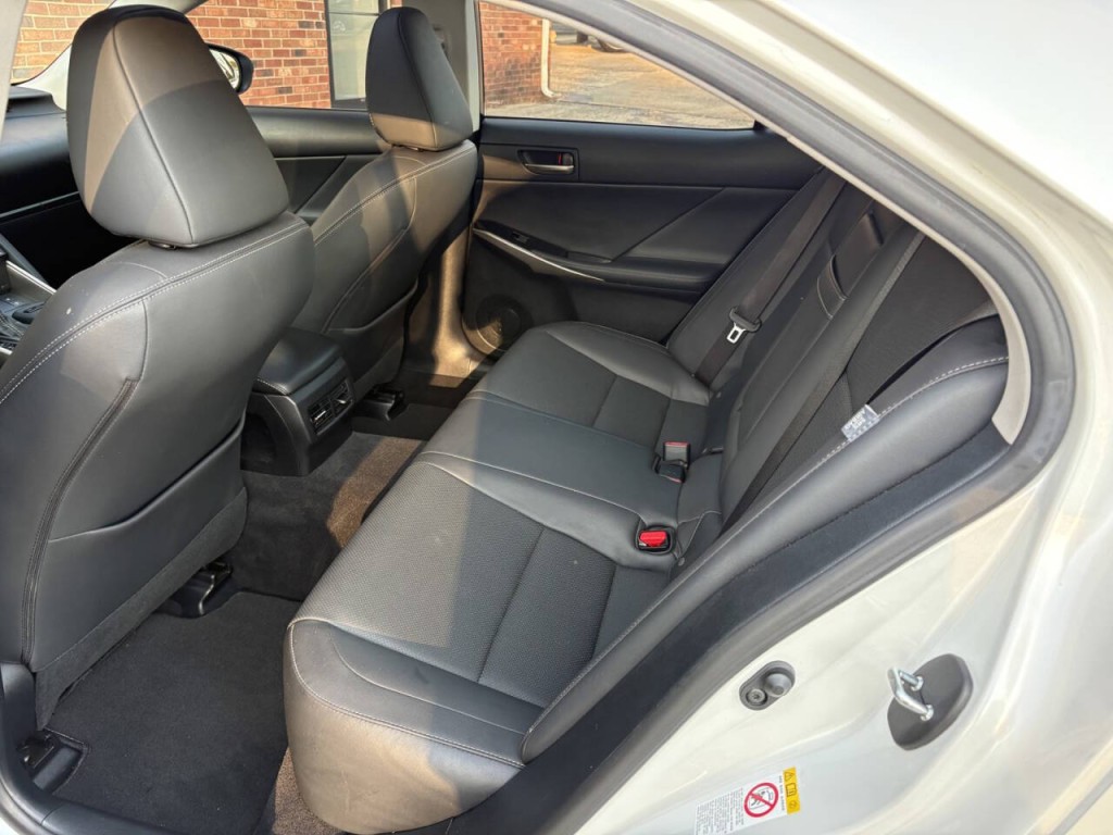 2017 Lexus IS 300 Image 26