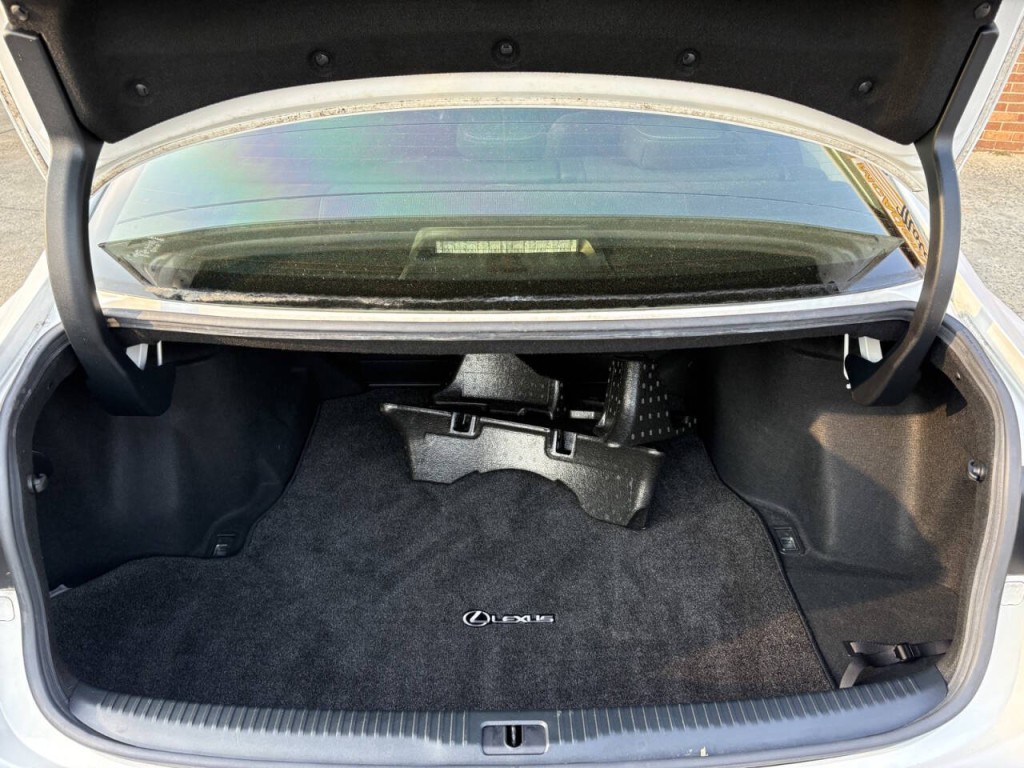 2017 Lexus IS 300 Image 27