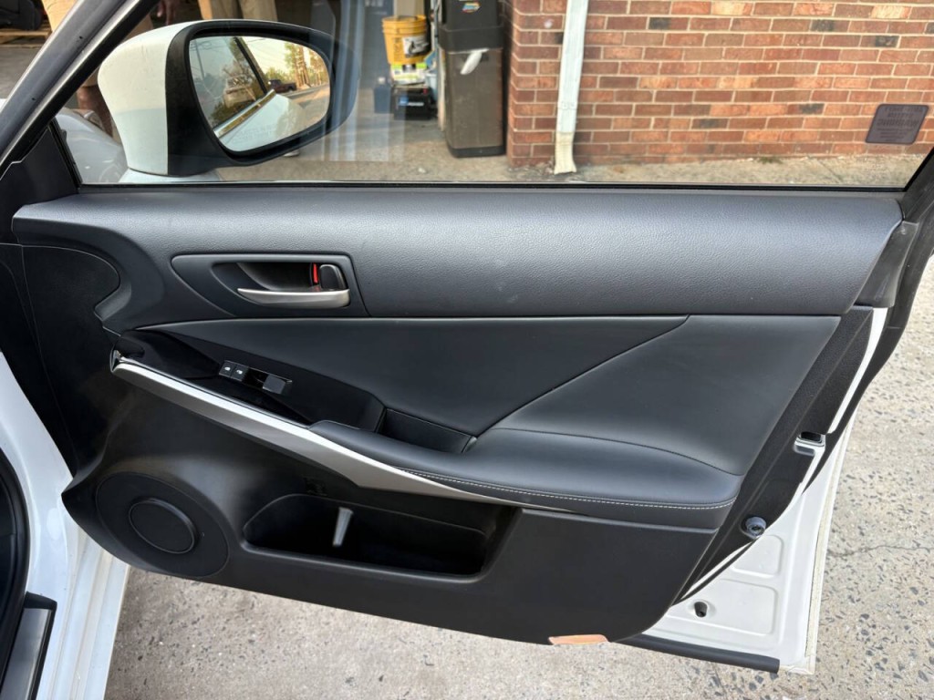 2017 Lexus IS 300 Image 28