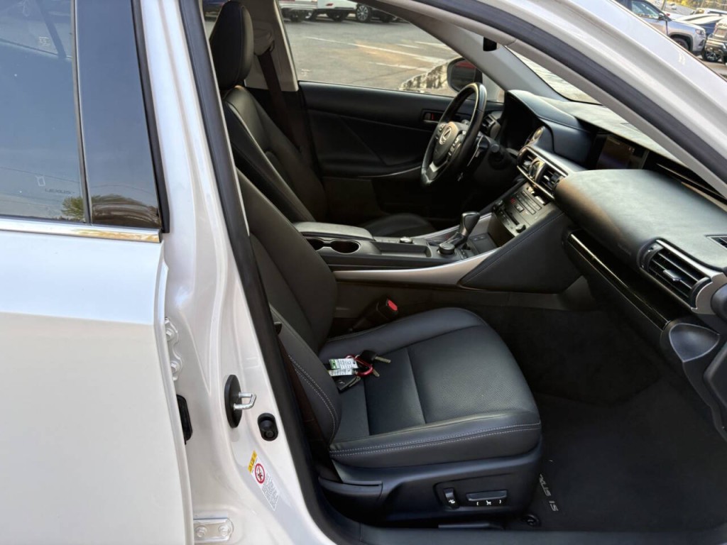2017 Lexus IS 300 Image 29