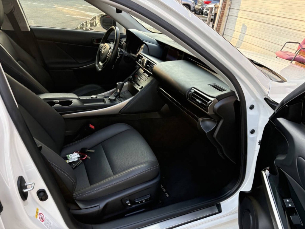 2017 Lexus IS 300 Image 30