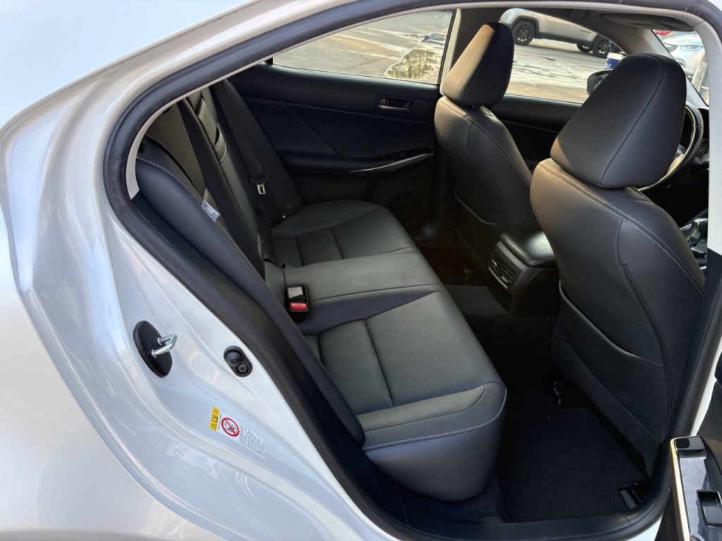 2017 Lexus IS 300 Image 32