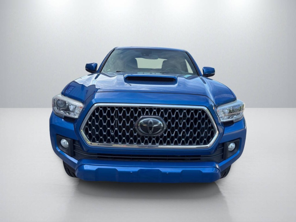 2018 Toyota Tacoma Image 2