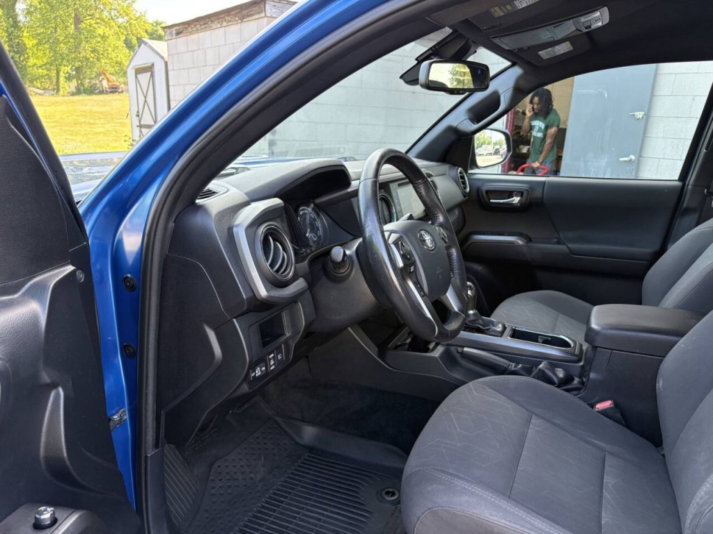 2018 Toyota Tacoma Image 12