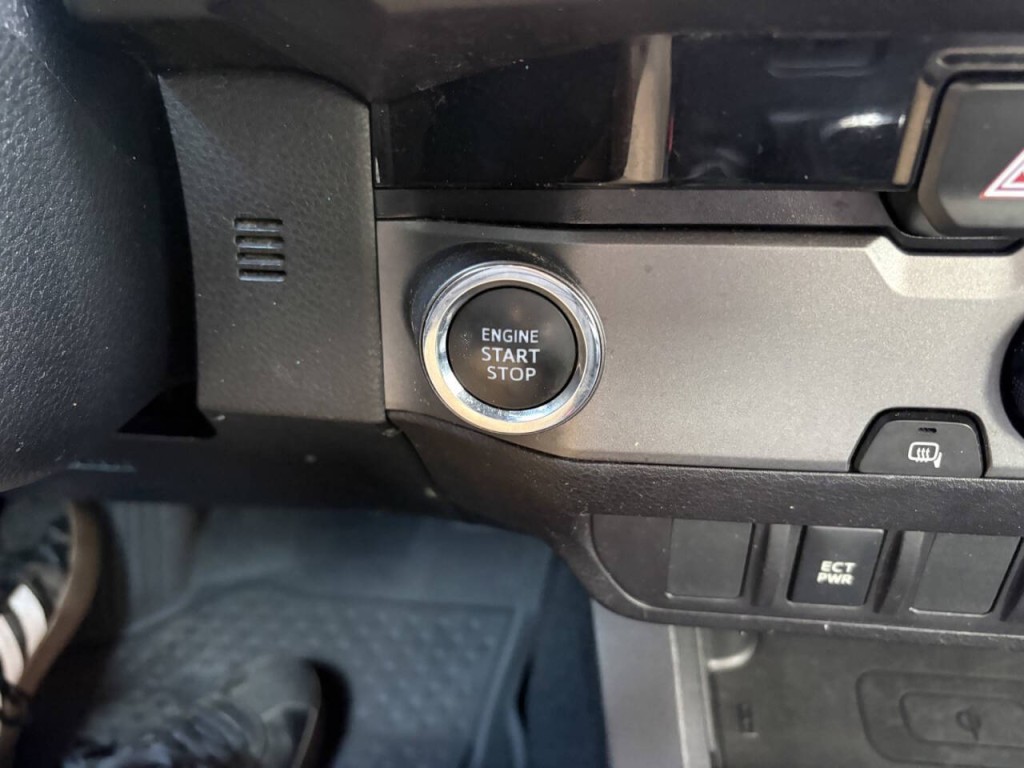 2018 Toyota Tacoma Image 17