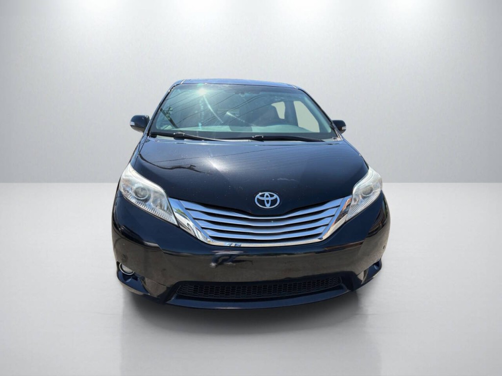 2013 Toyota Sienna Image 2