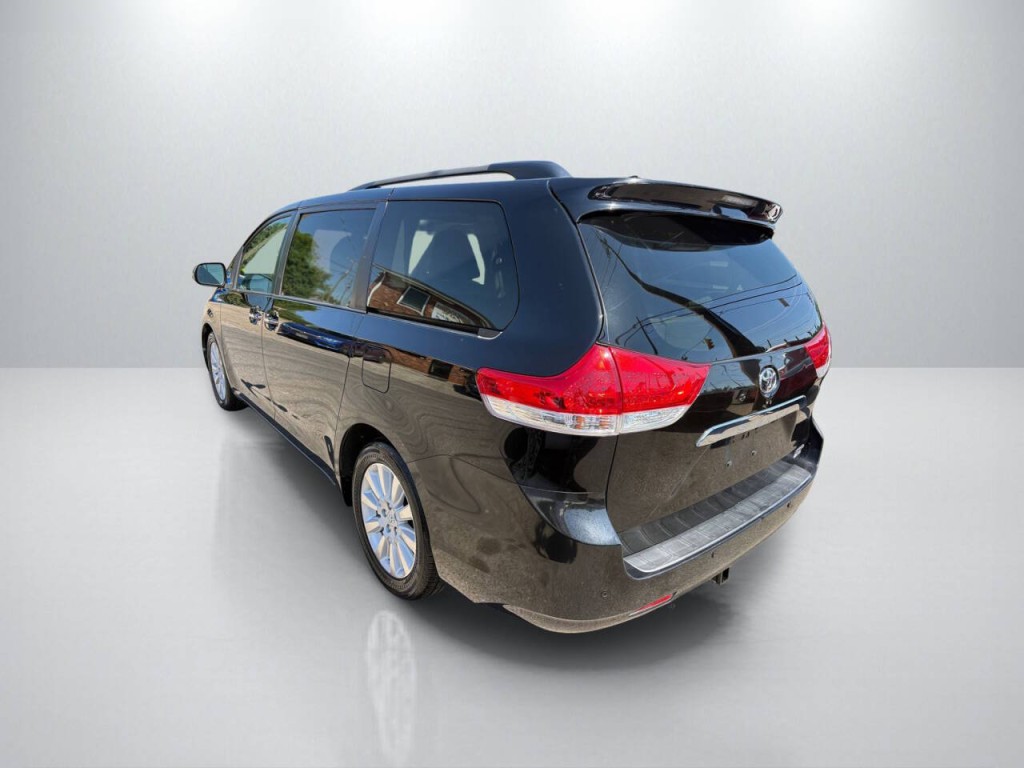 2013 Toyota Sienna Image 5