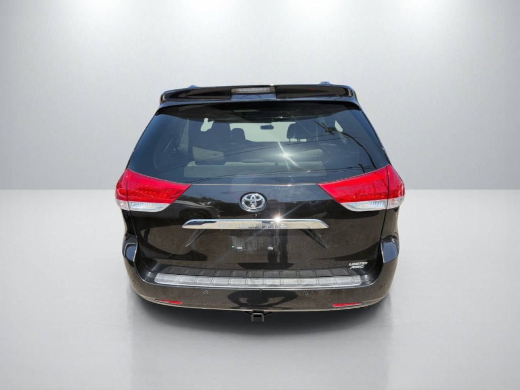2013 Toyota Sienna Image 6