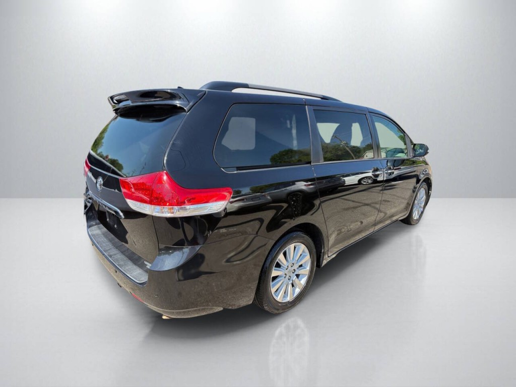 2013 Toyota Sienna Image 7