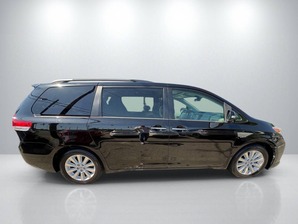 2013 Toyota Sienna Image 8