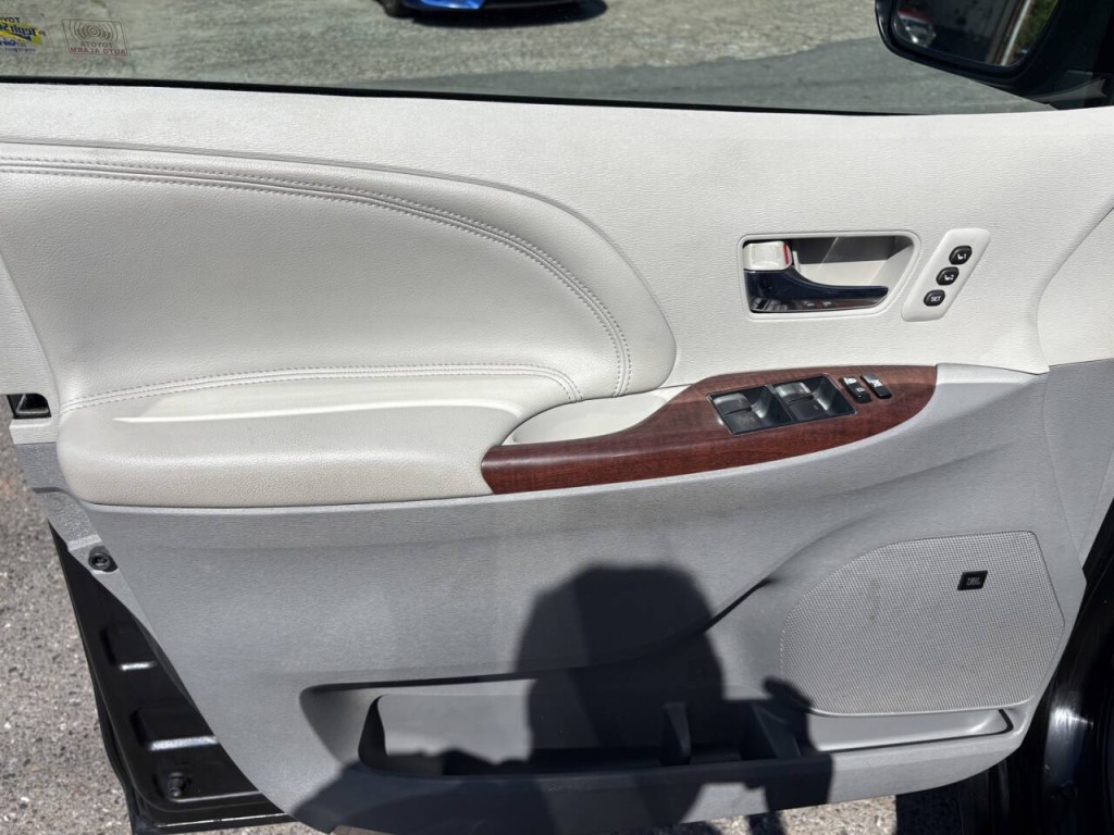 2013 Toyota Sienna Image 10
