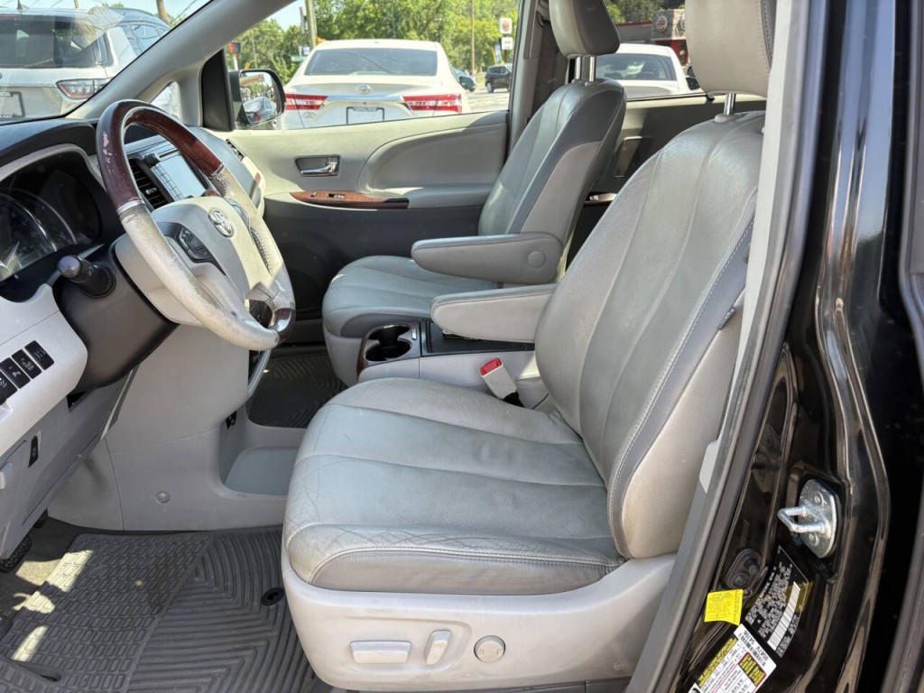 2013 Toyota Sienna Image 11
