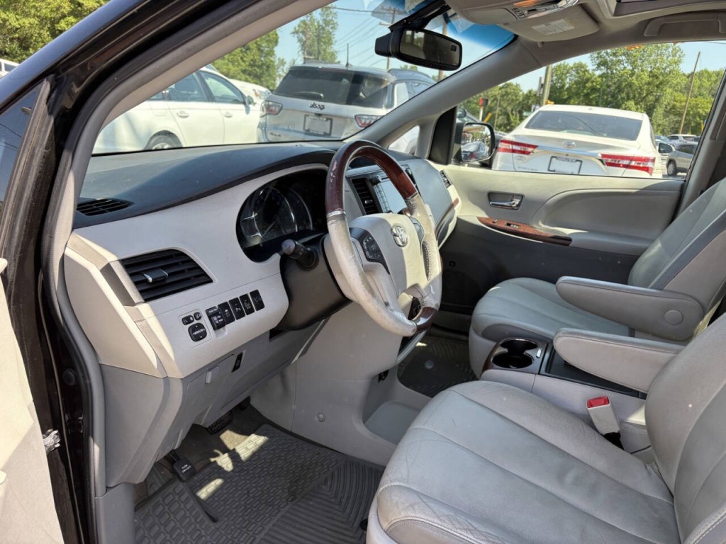 2013 Toyota Sienna Image 12