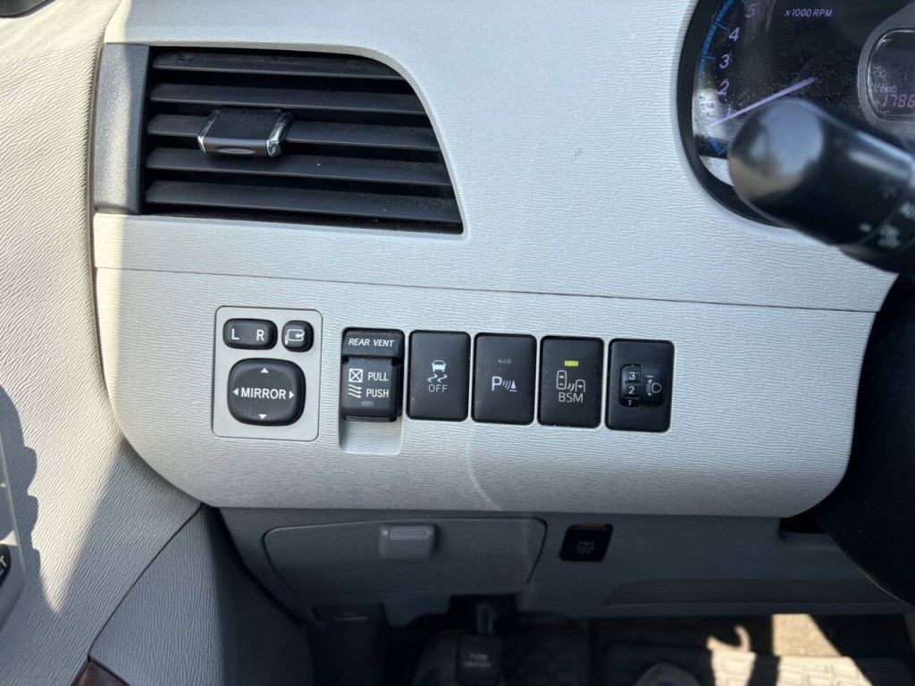 2013 Toyota Sienna Image 13