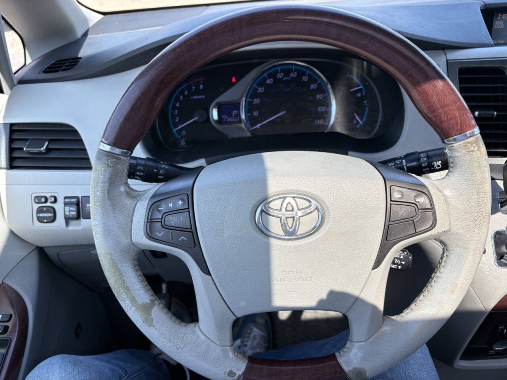 2013 Toyota Sienna Image 14