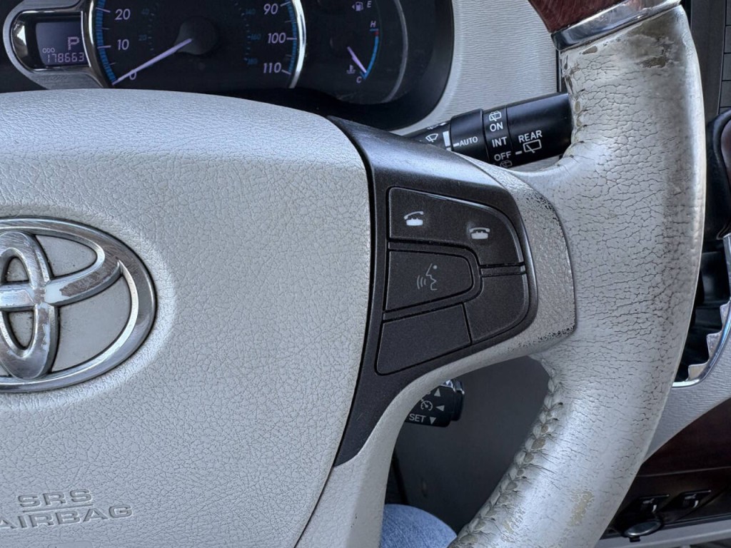 2013 Toyota Sienna Image 15