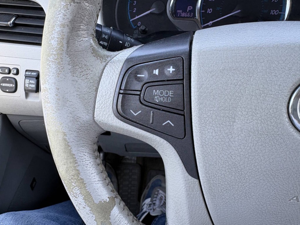 2013 Toyota Sienna Image 16