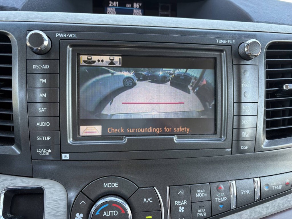 2013 Toyota Sienna Image 21