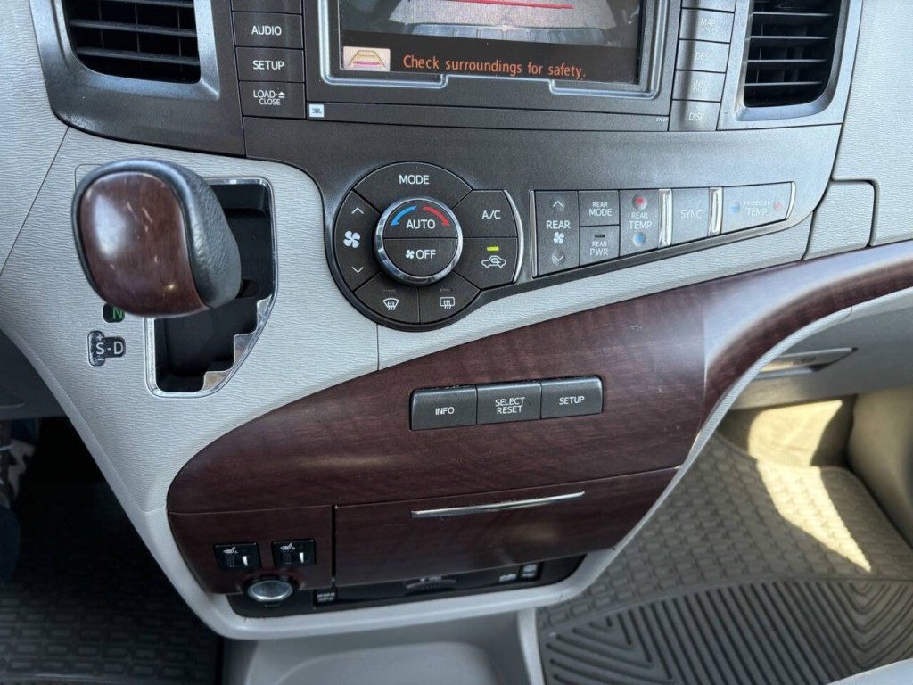 2013 Toyota Sienna Image 22