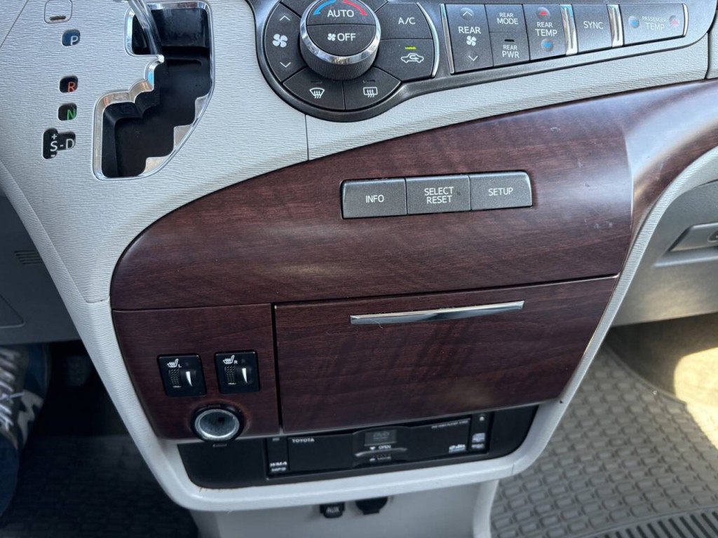 2013 Toyota Sienna Image 23