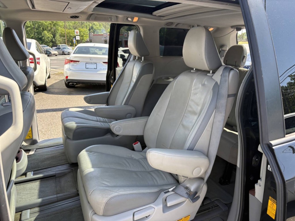 2013 Toyota Sienna Image 24