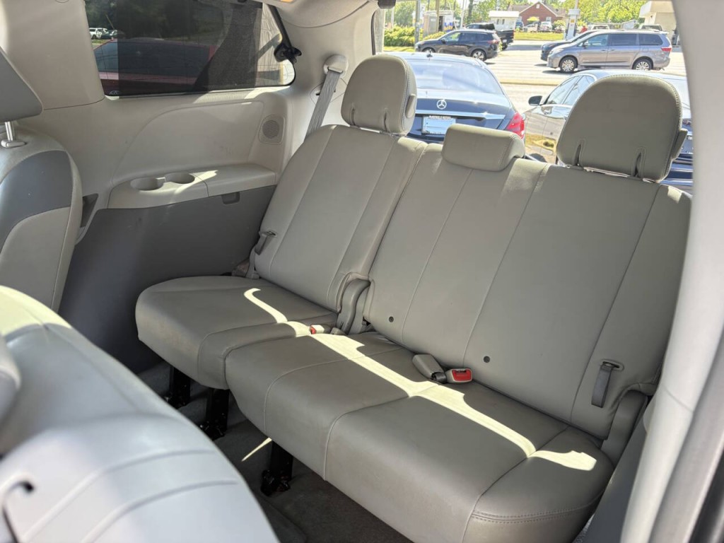 2013 Toyota Sienna Image 25