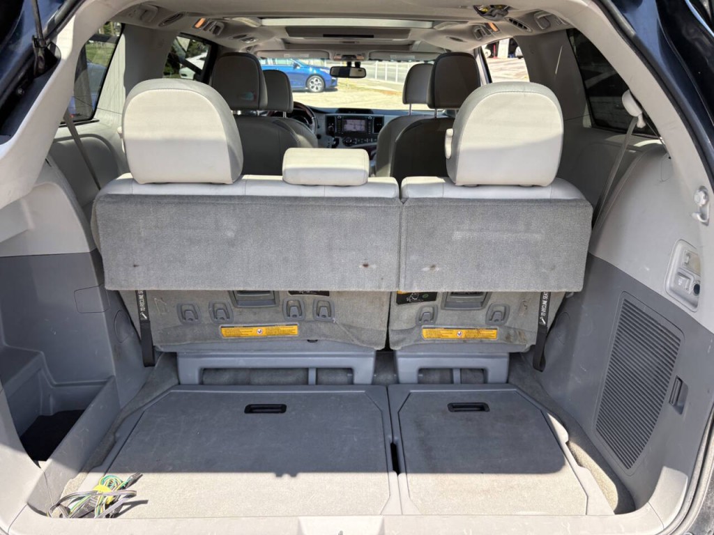 2013 Toyota Sienna Image 26
