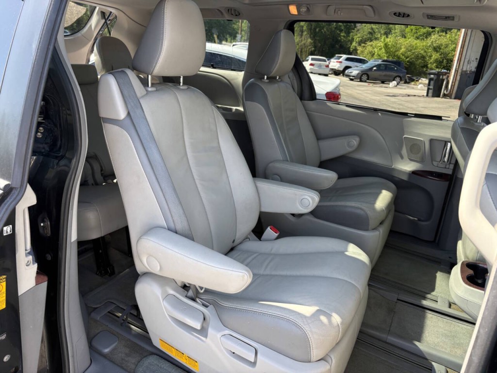 2013 Toyota Sienna Image 28