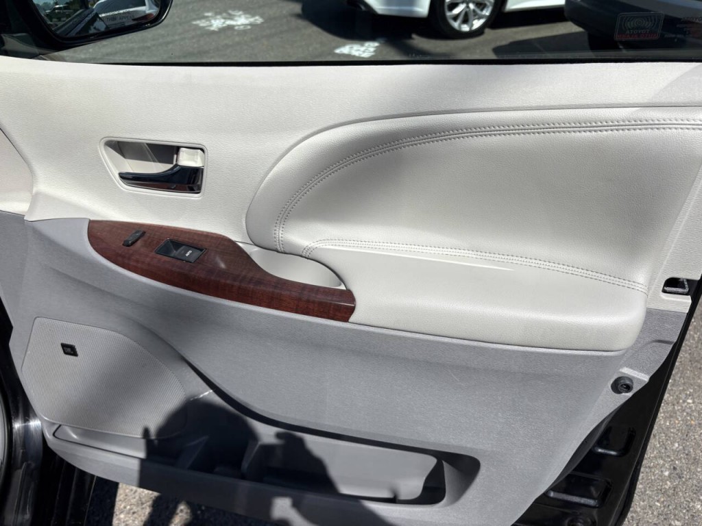 2013 Toyota Sienna Image 29