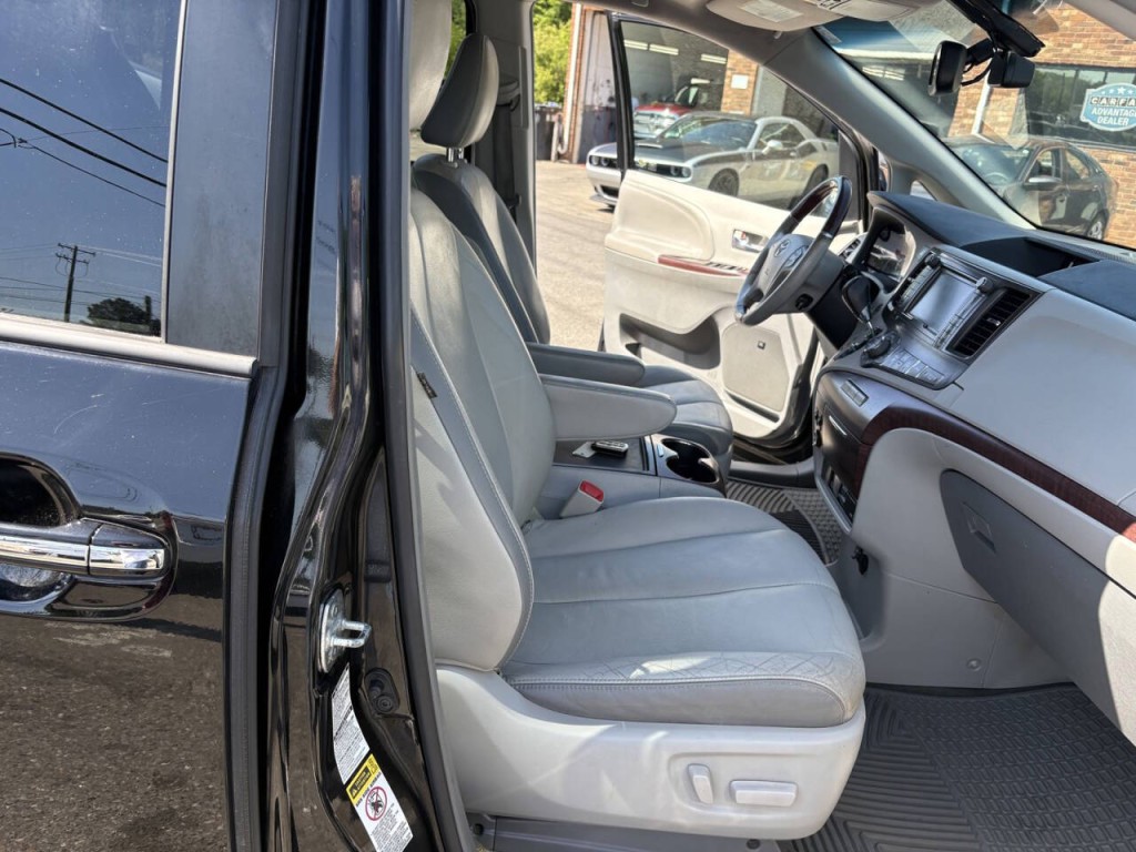 2013 Toyota Sienna Image 30