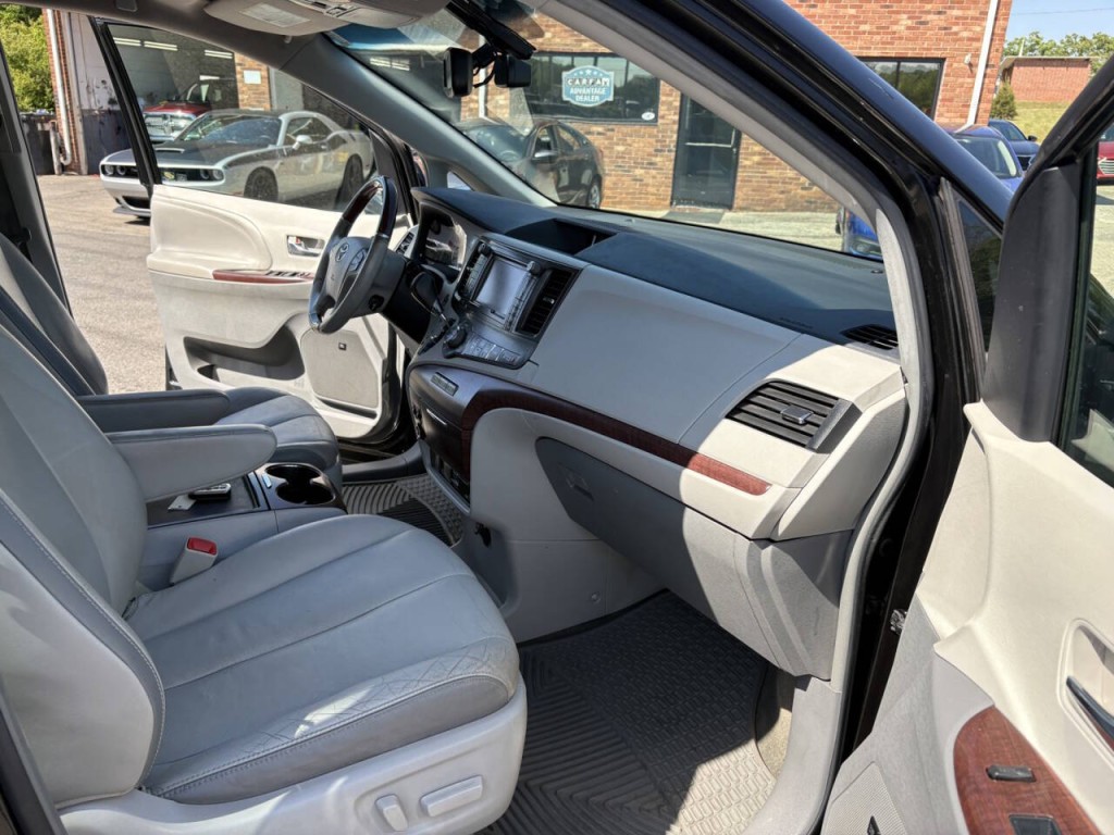 2013 Toyota Sienna Image 31