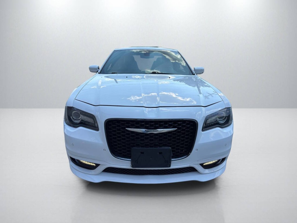 2019 Chrysler 300 Image 2