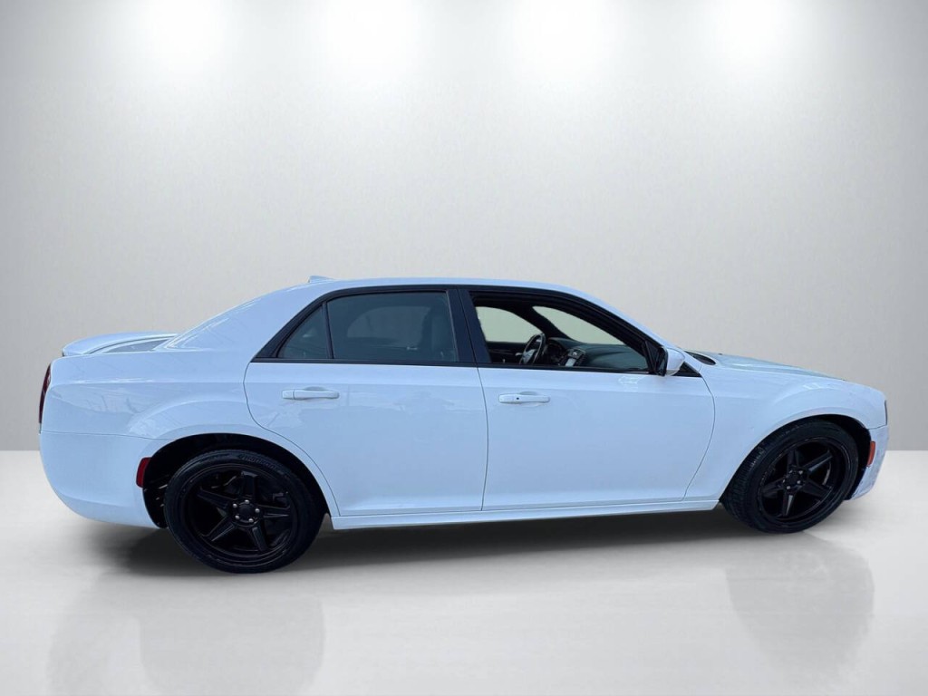 2019 Chrysler 300 Image 8