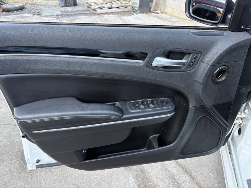 2019 Chrysler 300 Image 9