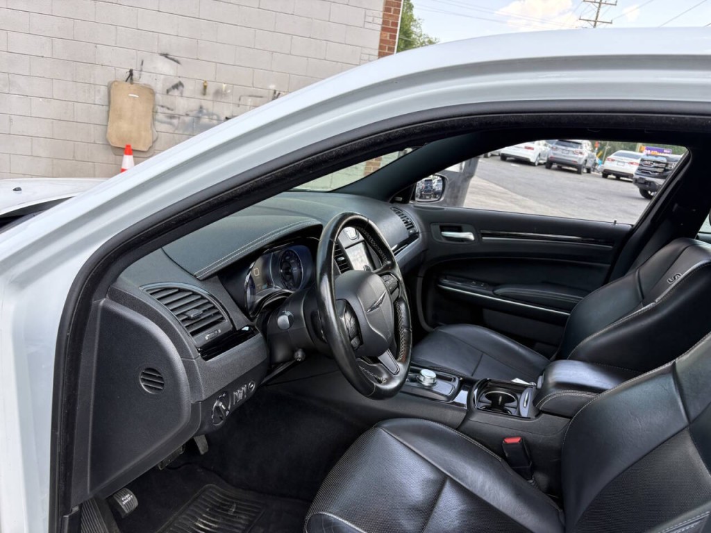 2019 Chrysler 300 Image 11