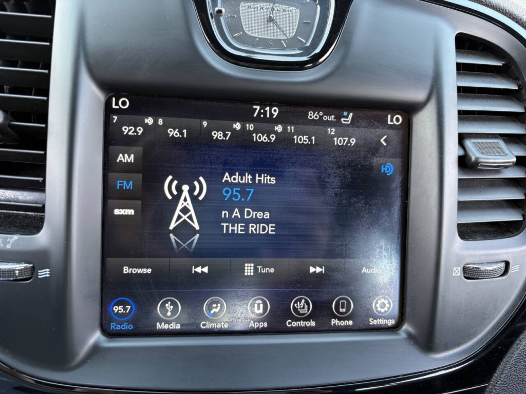 2019 Chrysler 300 Image 17