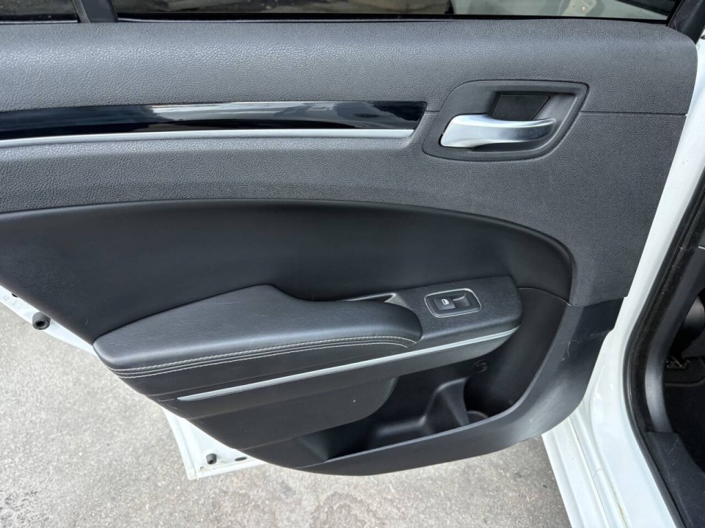 2019 Chrysler 300 Image 22