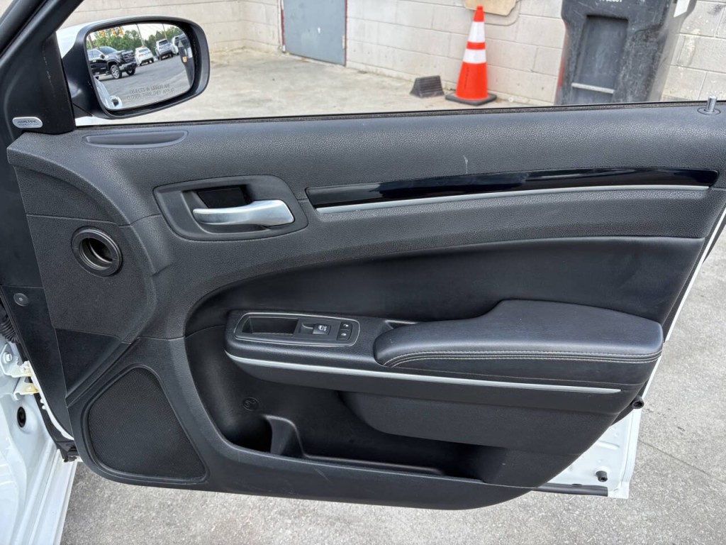 2019 Chrysler 300 Image 25