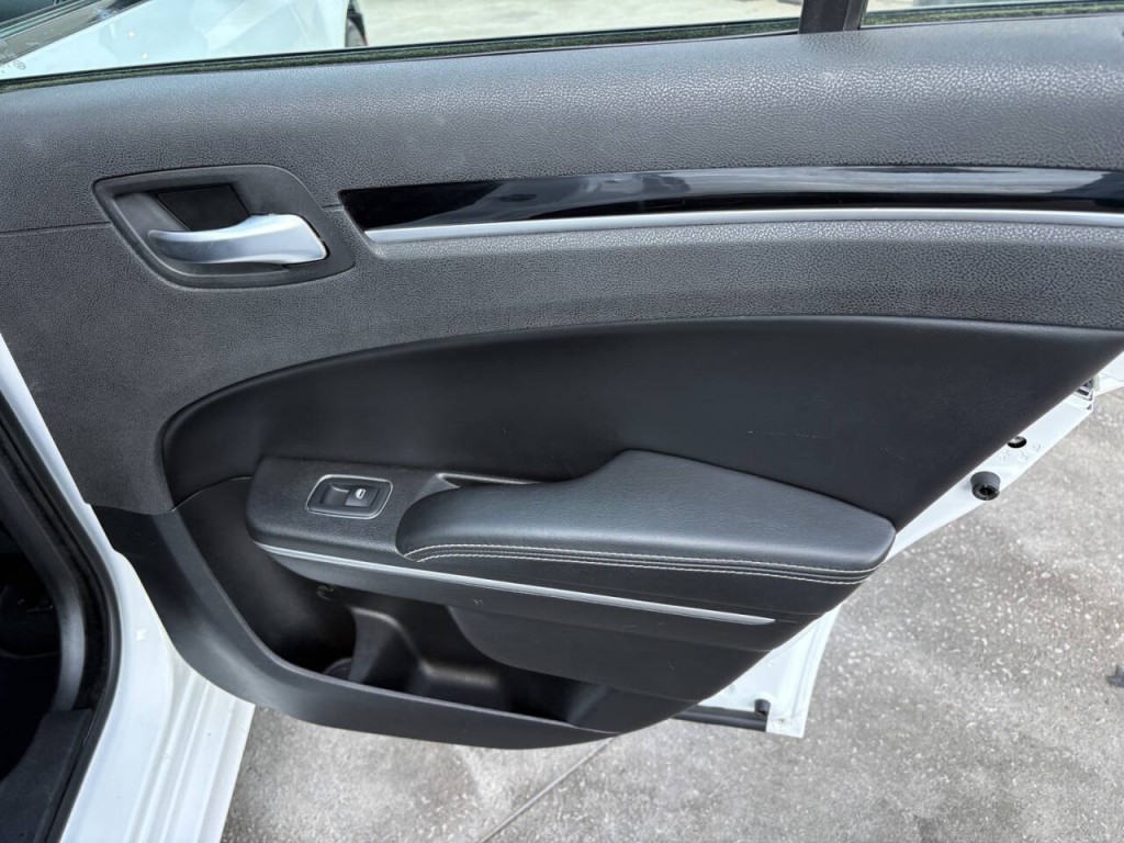 2019 Chrysler 300 Image 28