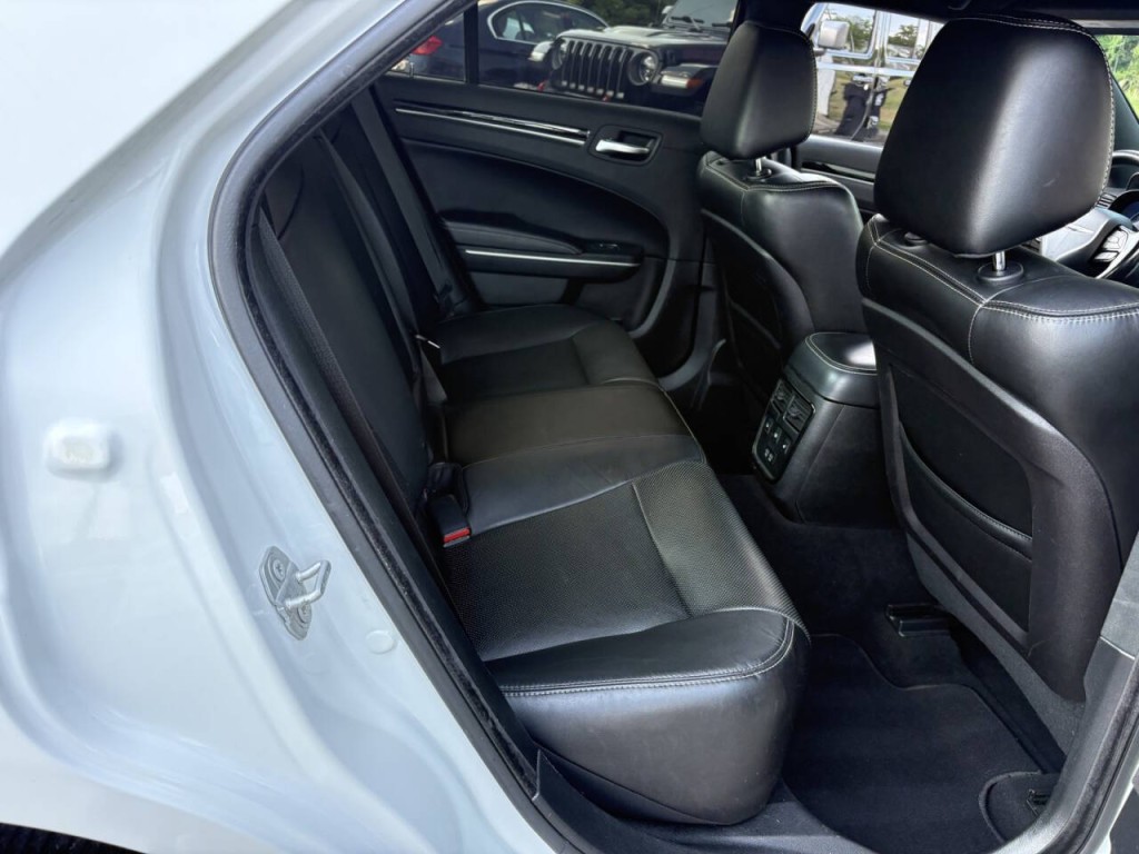 2019 Chrysler 300 Image 29