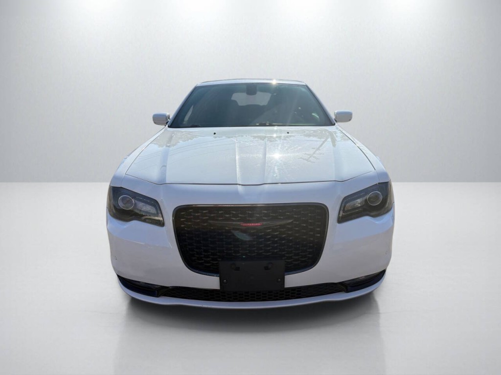 2023 Chrysler 300 Image 2