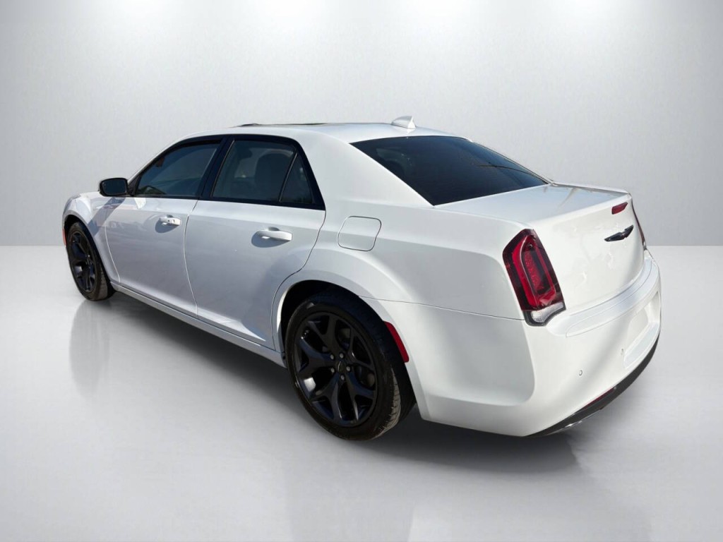2023 Chrysler 300 Image 5