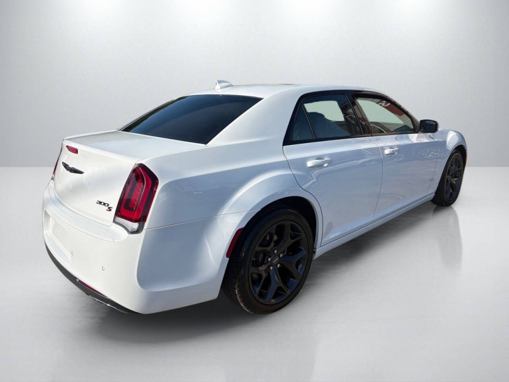 2023 Chrysler 300 Image 7
