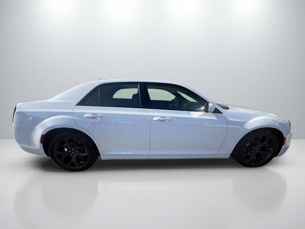 2023 Chrysler 300 Image 8